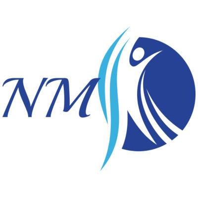 Logo der NMS mit stilisierter menschlicher Figur in Blau und Cyan, umgeben von einem runden Element.